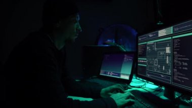 Bilgisayar korsanları virüs yazılımı ve arayüzü kullanarak kripto para dolandırıcılığı yapıyorlar. Bloke zincir siber saldırı, ddos ve kötü amaçlı yazılım konsepti. Yeraltı ofisi geçmişi.