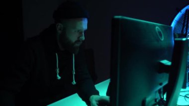Bilgisayar korsanları virüs yazılımı ve arayüzü kullanarak kripto para dolandırıcılığı yapıyorlar. Bloke zincir siber saldırı, ddos ve kötü amaçlı yazılım konsepti. Yeraltı ofisi geçmişi.