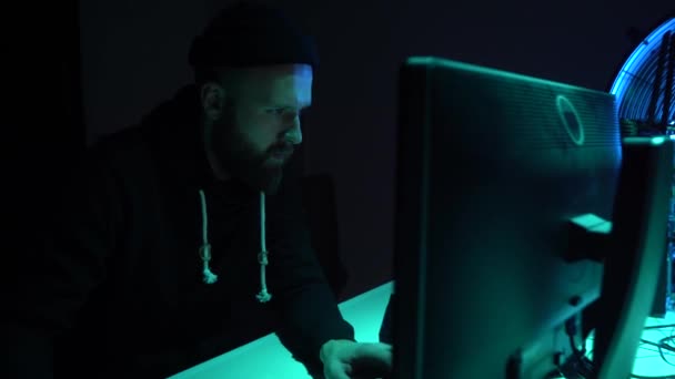 Pirates faisant fraude crypto-monnaie à l'aide d'un logiciel de virus et d'une interface informatique. Cyberattaque blockchain, ddos et concept de malware. Bureau souterrain fond.