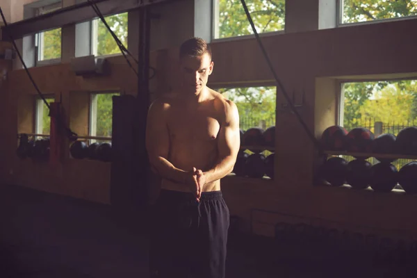 Homem Preparar Para Exercício Crossfit Treino Halterofilista Num Ginásio Esporte — Fotografia de Stock