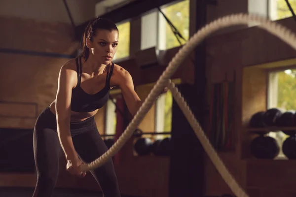 Fit Sporty Athletic Sportswoman Working Gym Womantraining Using Battle Ropes — Stock Photo, Image