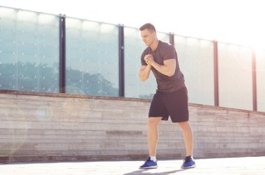 Genç ve spor giyim açık eğitim sportif adam. Yakışıklı ve formda adam sokakta. Spor, sağlık, fitness ve atletizm.
