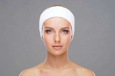 Genç bir kadının güzel yüzüne iğne yapan bir doktor. Estetik ameliyat, cilt gerdirme ve estetik tıp konsepti.