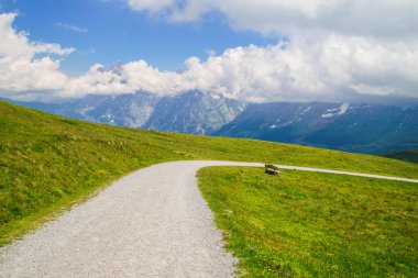 Dağ doruklarına landskape arka plan. Jungfrau, Bernese highland. Alpler, turizm, seyahat ve macera kavramı hiking