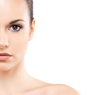 Beyaz arka planda izole edilmiş insan yüzü. Güzel, taze ve sağlıklı bir kadının spa portresi..