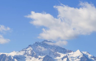 Grindelwald ve Jungfrau dağ doruklarına. Bernese highland Landskape arka plan. Alpler, turizm, seyahat, seyahat ve hiking kavramı.