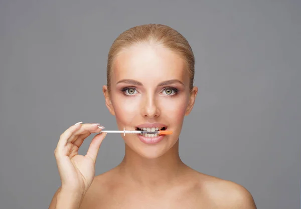 Arzt Spritzt Einer Jungen Frau Eine Spritze Ins Schöne Gesicht — Stockfoto