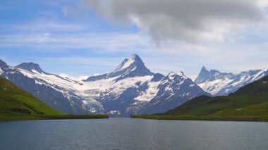 Dağ doruklarına ve dağ gölü. Arka plan manzara. Bachalpsee Gölü, Grindelwald, Bernese highland. Alpler, turizm, yolculuk yürüyüş kavramı