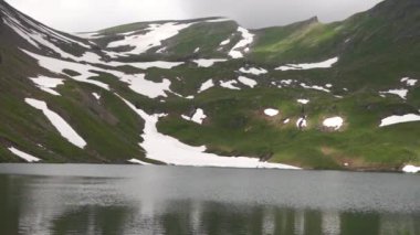 Dağ doruklarına ve dağ gölü. Arka plan manzara. Bachalpsee Gölü, Grindelwald, Bernese highland. Alpler, turizm, yolculuk yürüyüş kavramı