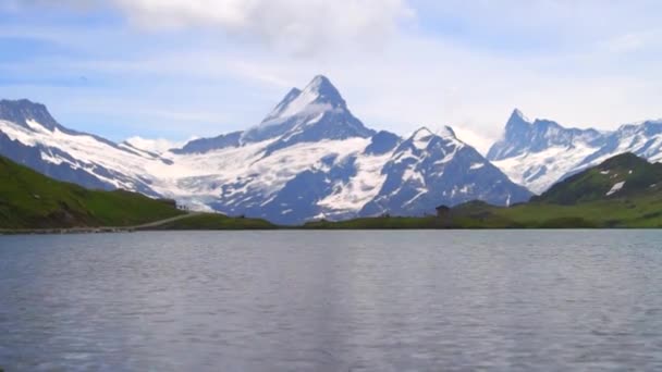 アルプス山脈と山の湖 背景を風景します バッハアルプ湖湖 グリンデルワルト ベルン高原 アルプス 旅ハイキング コンセプト — ストック動画