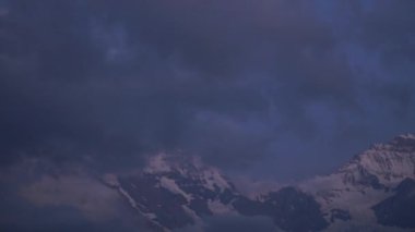 Dağ doruklarına arka plan manzara. Jungfrau, Bernese highland. Alpler, turizm, seyahat ve macera kavramı hiking
