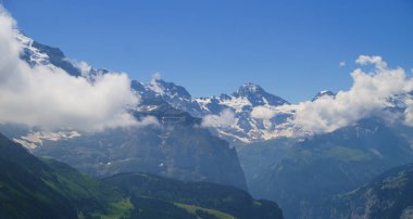 Dağ doruklarına arka plan manzara. Lauterbrunnen, Jungfrau, Bernese highland. Alpler, turizm yolculuk yürüyüş kavramı