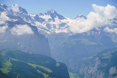 Dağ doruklarına arka plan manzara. Lauterbrunnen, Jungfrau, Bernese highland. Alpler, turizm yolculuk yürüyüş kavramı