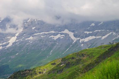 Dağ doruklarına arka plan manzara. Jungfrau, Bernese highland. Alpler, turizm, seyahat ve macera kavramı hiking