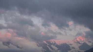 Dağ doruklarına arka plan manzara. Jungfrau, Bernese highland. Alpler, turizm, seyahat ve macera kavramı hiking