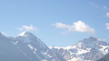 Dağ doruklarına arka plan manzara. Jungfrau, Bernese highland. Alpler, turizm, seyahat ve macera kavramı hiking
