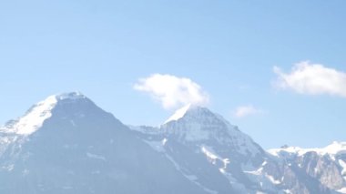Dağ doruklarına arka plan manzara. Jungfrau, Bernese highland. Alpler, turizm, seyahat ve macera kavramı hiking