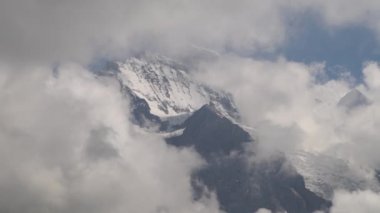 Dağ doruklarına arka plan manzara. Jungfrau, Bernese highland. Alpler, turizm, seyahat ve macera kavramı hiking