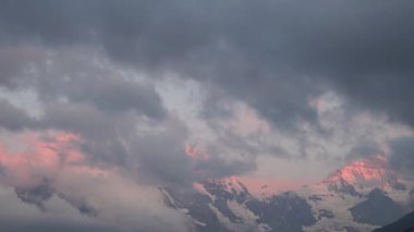 Dağ doruklarına arka plan manzara. Jungfrau, Bernese highland. Alpler, turizm, seyahat ve macera kavramı hiking