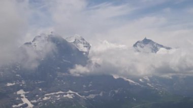 Dağ doruklarına arka plan manzara. Jungfrau, Bernese highland. Alpler, turizm, seyahat ve macera kavramı hiking