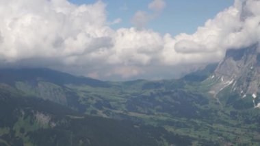 Dağ doruklarına arka plan manzara. Jungfrau, Bernese highland. Alpler, turizm, seyahat ve macera kavramı hiking
