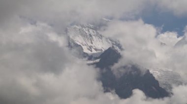 Dağ doruklarına arka plan manzara. Jungfrau, Bernese highland. Alpler, turizm, seyahat ve macera kavramı hiking