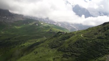 Dağ doruklarına arka plan manzara. Jungfrau, Bernese highland. Alpler, turizm, seyahat ve macera kavramı hiking