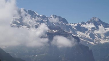 Dağ doruklarına arka plan manzara. Jungfrau, Bernese highland. Alpler, turizm, seyahat ve macera kavramı hiking