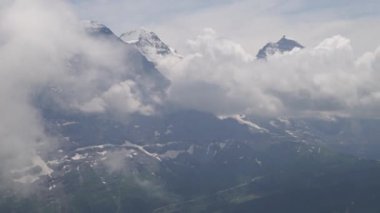 Dağ doruklarına arka plan manzara. Jungfrau, Bernese highland. Alpler, turizm, seyahat ve macera kavramı hiking