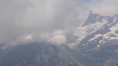 Dağ doruklarına arka plan manzara. Jungfrau, Bernese highland. Alpler, turizm, seyahat ve macera kavramı hiking
