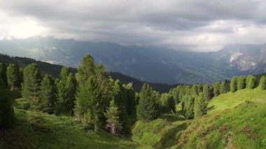 Dağ doruklarına arka plan manzara. Jungfrau, Bernese highland. Alpler, turizm, seyahat ve macera kavramı hiking