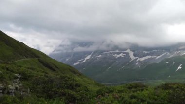 Dağ doruklarına arka plan manzara. Jungfrau, Bernese highland. Alpler, turizm, seyahat ve macera kavramı hiking
