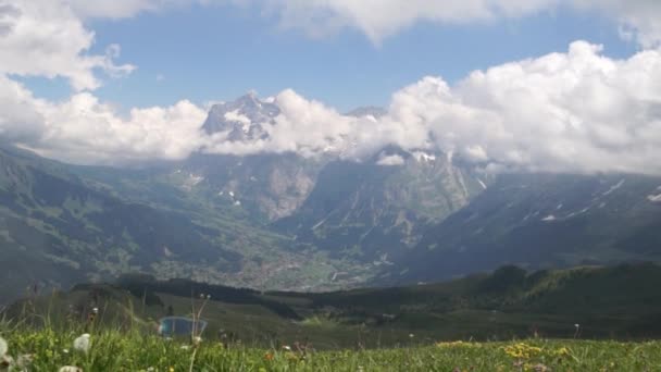 アルプス山脈の風景の背景 ラウターブルンネン ユングフラウ ベルナー ハイランド アルプス観光の旅ハイキング コンセプト — ストック動画