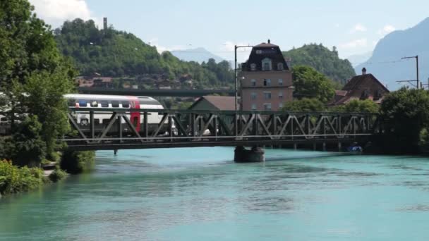 Vlak Železnice Přes Alpské Vrcholy Krajinné Pozadí Interlaken Bernese Highland — Stock video