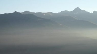 Güzel gündoğumu Alpleri'nde. Dağ doruklarına arka plan manzara. Jungfrau, Bernese highland. Alpler, turizm, seyahat ve macera kavramı hiking