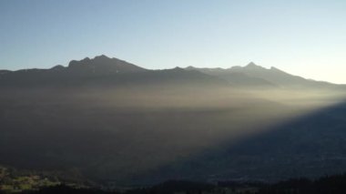Güzel gündoğumu Alpleri'nde. Dağ doruklarına arka plan manzara. Jungfrau, Bernese highland. Alpler, turizm, seyahat ve macera kavramı hiking
