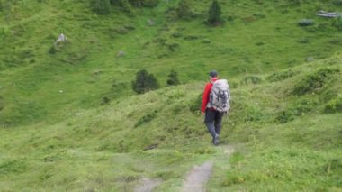 Alpler'de seyahat uzun yürüyüşe çıkan kimse. Dağ doruklarına arka plan manzara. Jungfrau, Bernese highland. Spor, turizm, yolculuk ve yürüyüş kavramı.