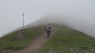 Alpler'de seyahat uzun yürüyüşe çıkan kimse. Dağ doruklarına arka plan manzara. Jungfrau, Bernese highland. Spor, turizm, yolculuk ve yürüyüş kavramı.