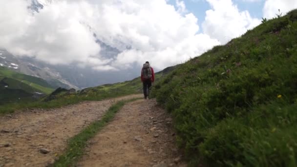 Caminhante Viajando Alpes Alpine Picos Paisagem Fundo Jungfrau Planalto Bernês — Vídeo de Stock