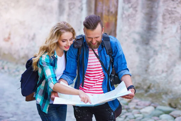 Jonge Reizigers Verkennen Richtingen Met Een Toeristische Kaart Man Vrouw — Stockfoto