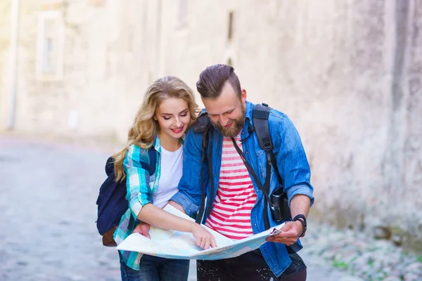 Jóvenes Viajeros Explorando Direcciones Con Mapa Turístico Hombre Mujer Vacaciones — Foto de Stock