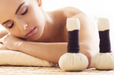 Genç kadın Spa Close-up. Geleneksel tedavi şifa ve üzerinde beyaz izole Tedaviler masaj. Sağlık ve cilt bakımı, Masaj ve rekreasyon kavramı.