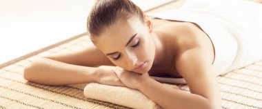 Genç kadın Spa Close-up. Geleneksel tedavi şifa ve üzerinde beyaz izole Tedaviler masaj. Sağlık ve cilt bakımı, Masaj ve rekreasyon kavramı.