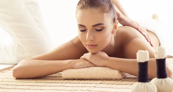 Close Van Jonge Vrouw Spa Traditionele Genezing Van Therapie Massage — Stockfoto