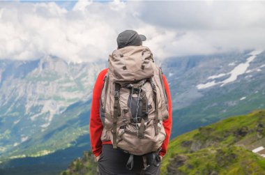 Alpler'de seyahat uzun yürüyüşe çıkan kimse. Dağ doruklarına arka plan manzara. Jungfrau, Bernese highland. Spor, turizm, yolculuk ve yürüyüş kavramı.