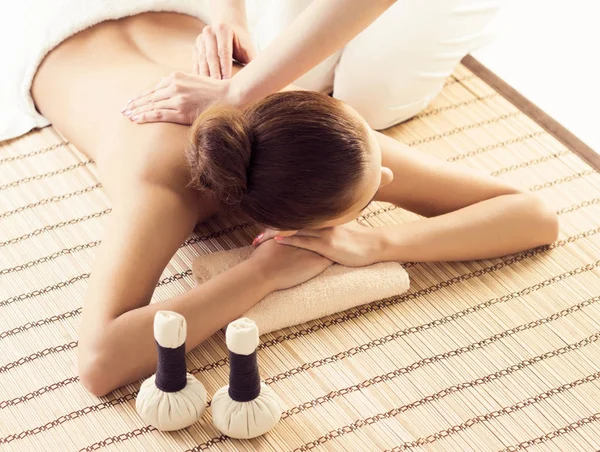 Close Van Jonge Vrouw Spa Traditionele Genezing Van Therapie Massage — Stockfoto
