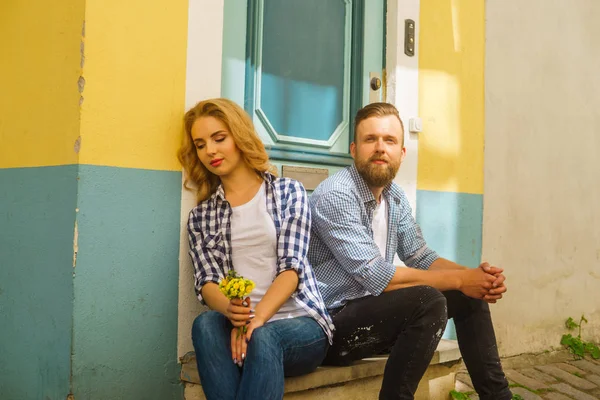 Adam kız arkadaşına çiçek veriyor. Çift açık kalma var. Aşk, ilişkiler ve Tarih kavramı.