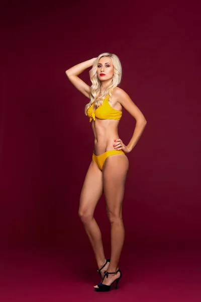 Młoda Piękna Kobieta Stroju Kąpielowym Czerwonym Tle Dziewczyna Żółty Bielizny — Zdjęcie stockowe