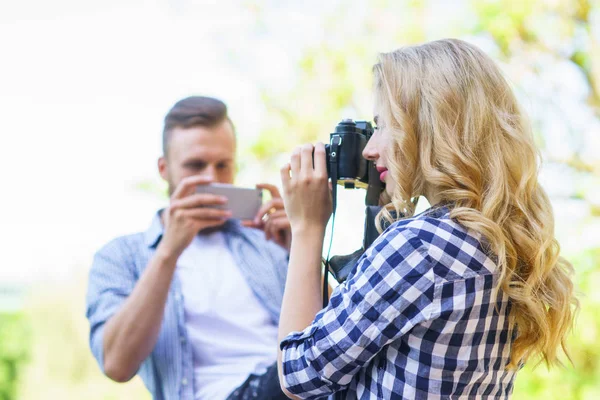 Erkek Kadın Bir Kamera Bir Akıllı Telefon Ile Fotoğraf Çekmek — Stok fotoğraf