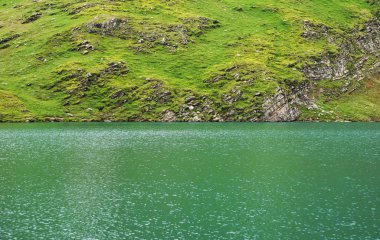 Dağ doruklarına ve dağ gölü. Arka plan manzara. Bachalpsee Gölü, Grindelwald, Bernese highland. Alpler, turizm, yolculuk yürüyüş kavramı
